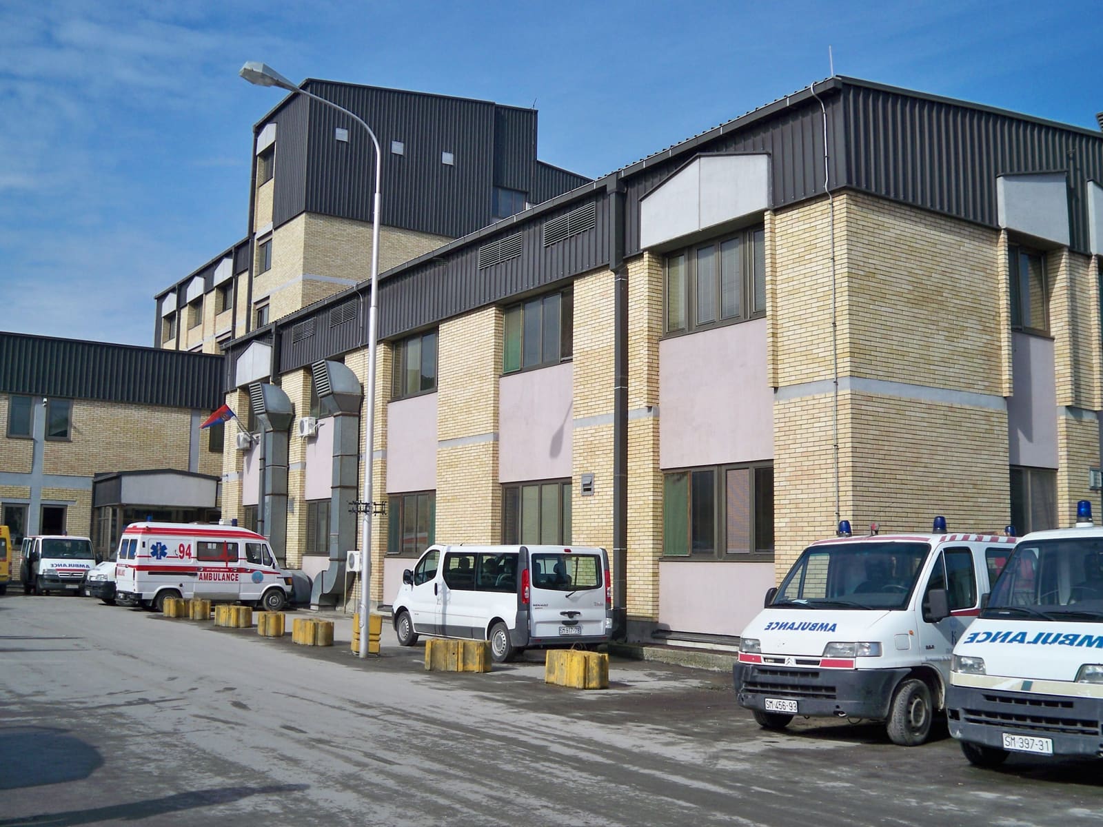 Pse pacientët shqiptarë po ju besojnë mjekëve serbë ?