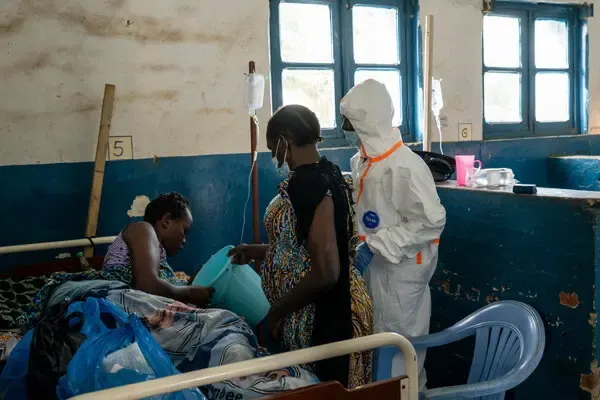 'Ebola në Kongo, OBSH: Nuk mund të izolojmë të prekurit ndërkohë që bien bomba'