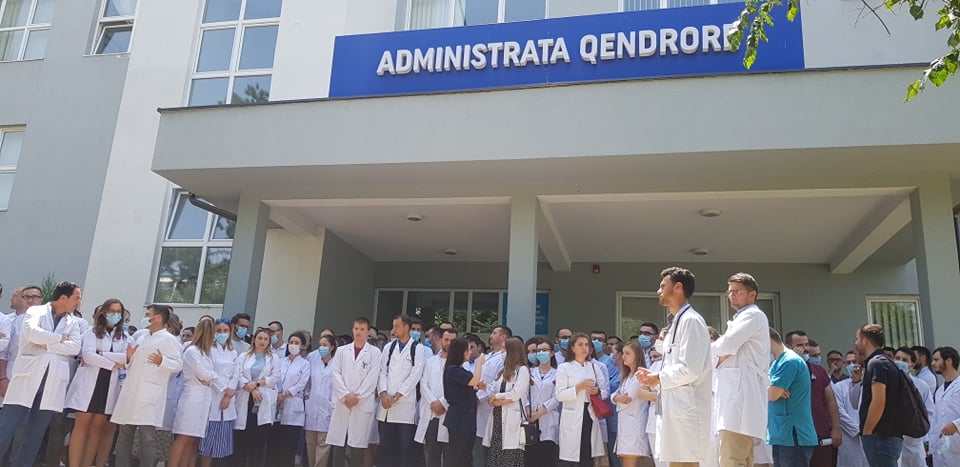 Specializimet në QKUK-Tradita që po shkatërron sistemin mjekësor